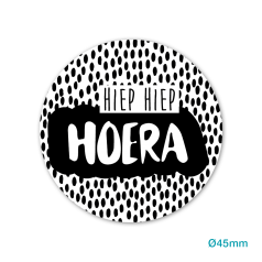Etiket-Sticker-Ø45mm-Hiep-Hiep-Hoera-wit-zwart-0121042.png