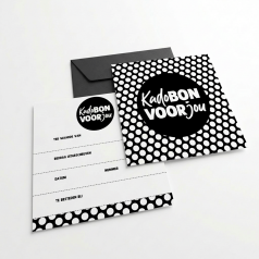 pak_25_kadobonnen_Dots_on_Black_135x135mm_met_zwarte_envelop_0126459.png