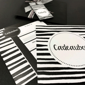 Kadobon-Carré-card-Zebra-135x135mm-wit-met-zwarte-envelop-0119418-b.png