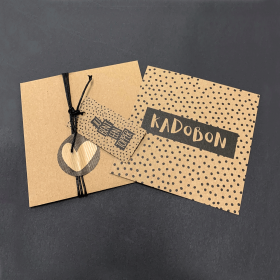 kadobon-carré-card-gestipt-135x135mm-bruin-kraft-bruine-envelop-0119414-b.png