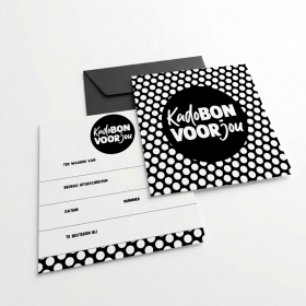 pak_25_kadobonnen_Dots_on_Black_135x135mm_met_zwarte_envelop_0126459.png