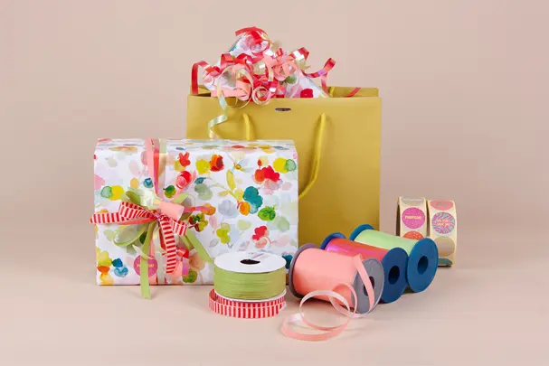 Cadeauverpakkingen_retail_inpakpapier draagtassen linten.png