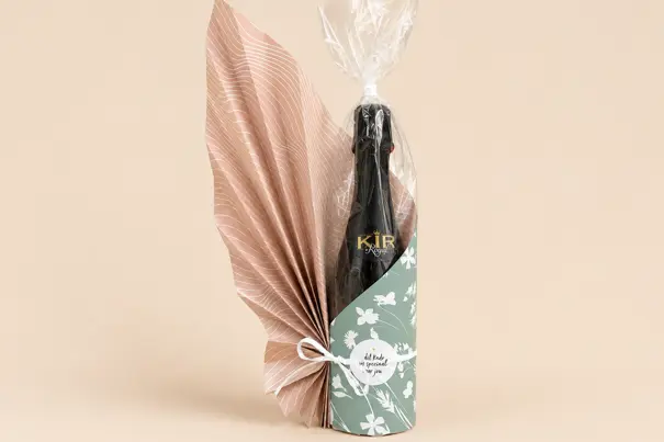 Zo pak je een fles wijn in met folie en cadeaupapier
